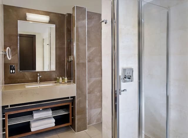 倫敦西區希爾頓逸林酒店-高級客房, 1 張特大雙人床-5