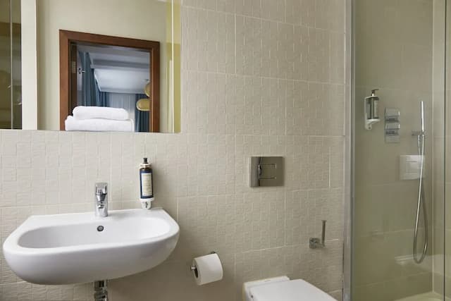 Seraphine Hammersmith Hotel-Triple Room-4