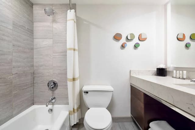 拉瓜迪亞機場萬豪飯店-客房, 1 張特大雙人床 (Mobility/Hearing Accessible, Tub)-5