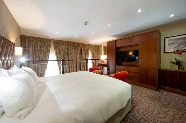 Doubletree by Hilton London Marble Arch-套房, 1 张特大床 (Duplex, Living Room)-5