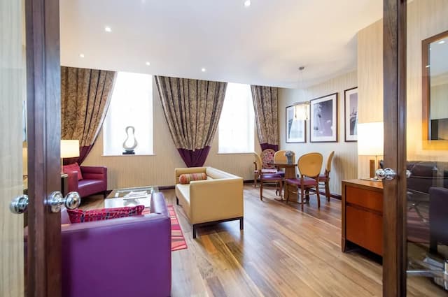 Doubletree by Hilton London Marble Arch-套房, 1 张特大床 (Duplex, Living Room)-3