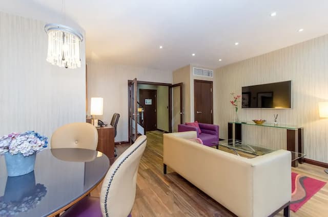 Doubletree by Hilton London Marble Arch-套房, 1 张特大床 (Duplex, Living Room)-4