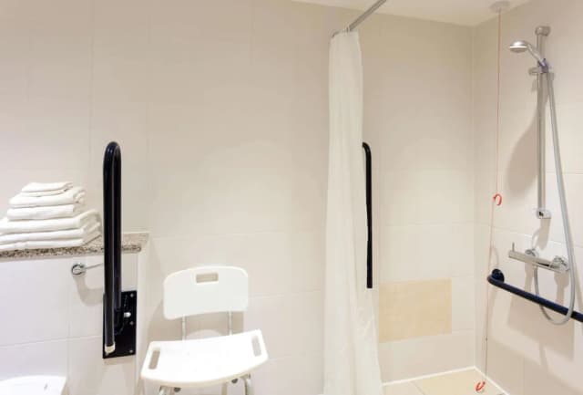 ハンプトン バイ ヒルトン ロンドン クロイドン-ルーム ダブルベッド 1 台 バリアフリー-4