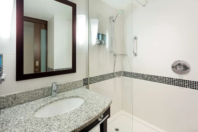 ハンプトン バイ ヒルトン ロンドン クロイドン-ルーム ダブルベッド 1 台ソファーベッド付き-5