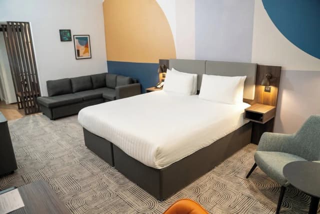 ホリデイ イン ロンドン - ホワイトチャペル by IHG-プレミアム ルーム キングベッド 1 台ソファーベッド付き-3