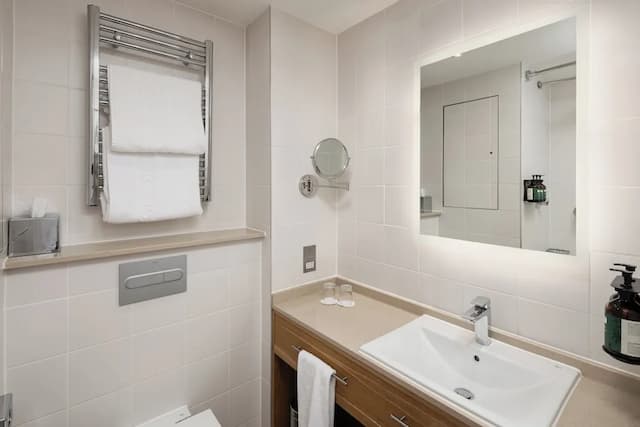 Crowne Plaza London Ealing by IHG-Standard Room, 1 Queen Bed, Bathtub (Bathtub)-5