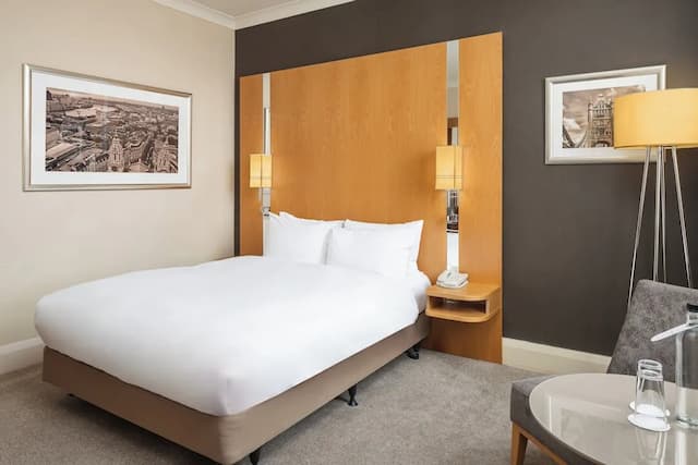 Crowne Plaza London Ealing by IHG-Standard Room, 1 Queen Bed, Bathtub (Bathtub)-3