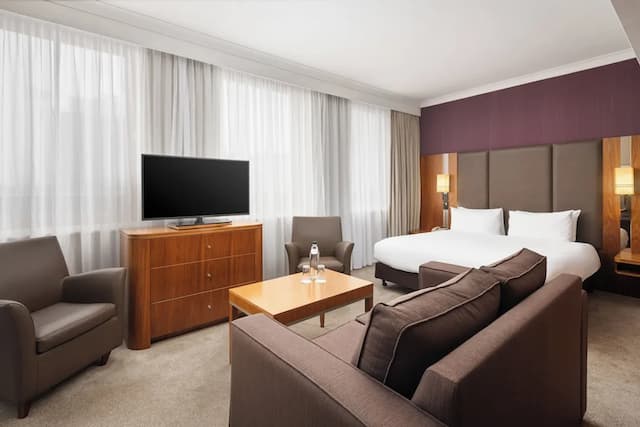 Crowne Plaza London Ealing by IHG-Junior Suite, 1 King Bed (Living Area)-1