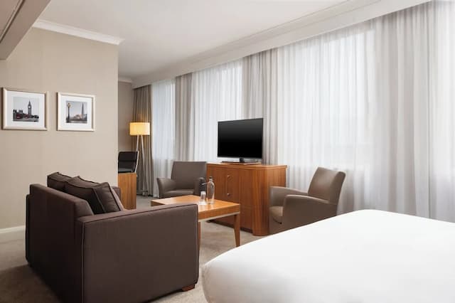 Crowne Plaza London Ealing by IHG-Junior Suite, 1 King Bed (Living Area)-2