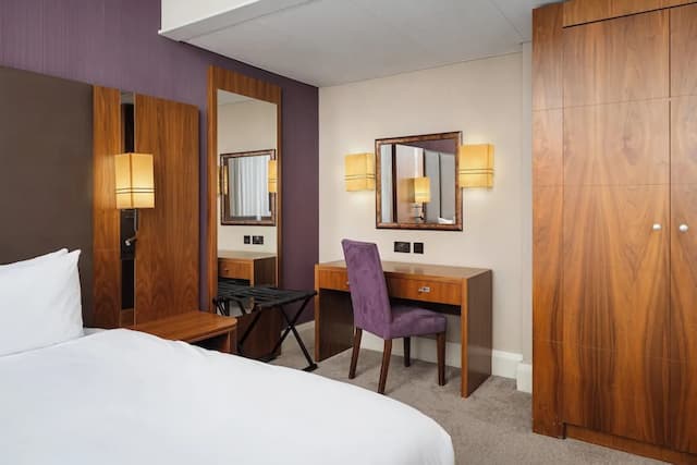 Crowne Plaza London Ealing by IHG-Junior Suite, 1 King Bed (Living Area)-4