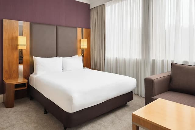 Crowne Plaza London Ealing by IHG-Premium Room, 1 Queen Bed-5