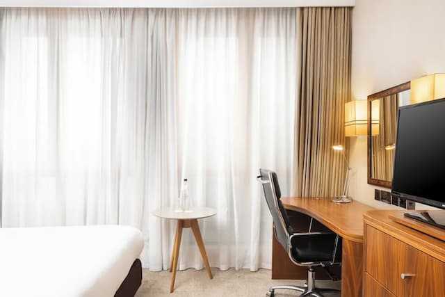 Crowne Plaza London Ealing by IHG-Premium Room, 1 Queen Bed-3