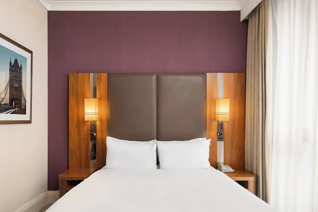 Crowne Plaza London Ealing by IHG-Premium Room, 1 Queen Bed-2