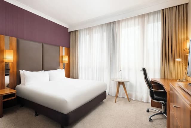 Crowne Plaza London Ealing by IHG-Premium Room, 1 Queen Bed-1