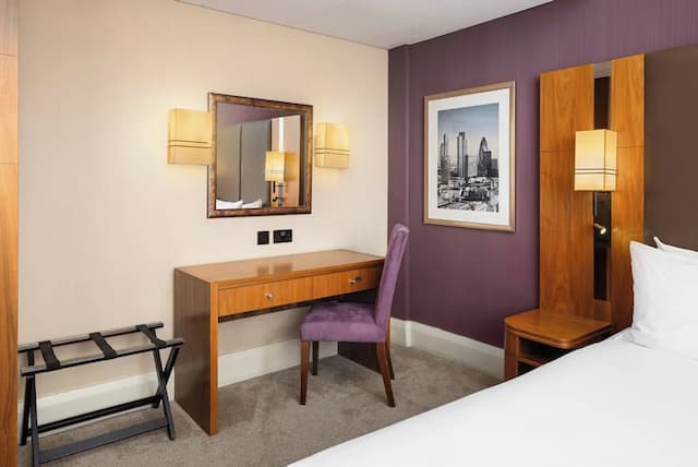 Crowne Plaza London Ealing by IHG-Junior Suite, 1 Queen Bed (Living Area)-3