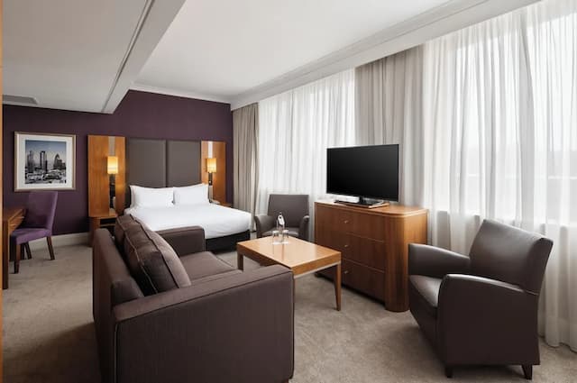 Crowne Plaza London Ealing by IHG-Junior Suite, 1 Queen Bed (Living Area)-1