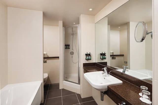 Crowne Plaza London Ealing by IHG-Junior Suite, 1 Queen Bed (Living Area)-4