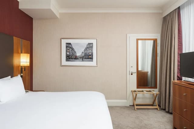 Crowne Plaza London Ealing by IHG-Premium Room, 1 King Bed (Top Floor)-4