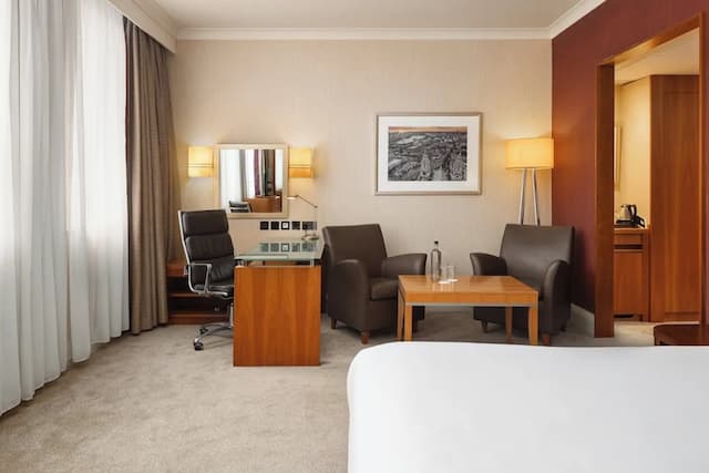 Crowne Plaza London Ealing by IHG-Premium Room, 1 King Bed (Top Floor)-2