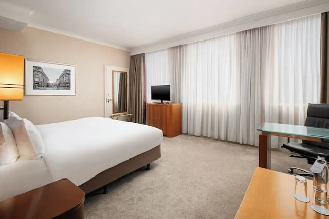 Crowne Plaza London Ealing by IHG-Premium Room, 1 King Bed (Top Floor)-3