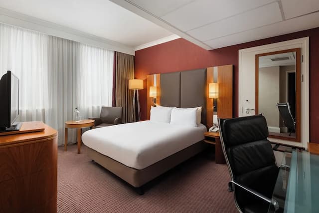 Crowne Plaza London Ealing by IHG-Premium Room, 1 Queen Bed (Top Floor)-1