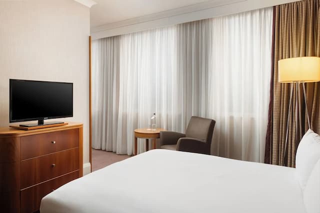 Crowne Plaza London Ealing by IHG-Premium Room, 1 Queen Bed (Top Floor)-4