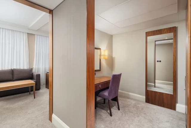 Crowne Plaza London Ealing by IHG-Premium Room, 1 Queen Bed with Sofa bed-3