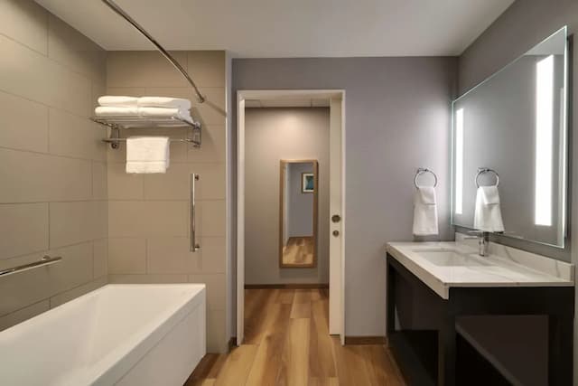 Hyatt Place LAX/Century Blvd-Room, 2 Queen Beds, Accessible, Bathtub-5