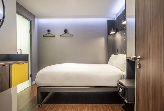Point A Hotel - Paddington-Double Room, No Windows-1