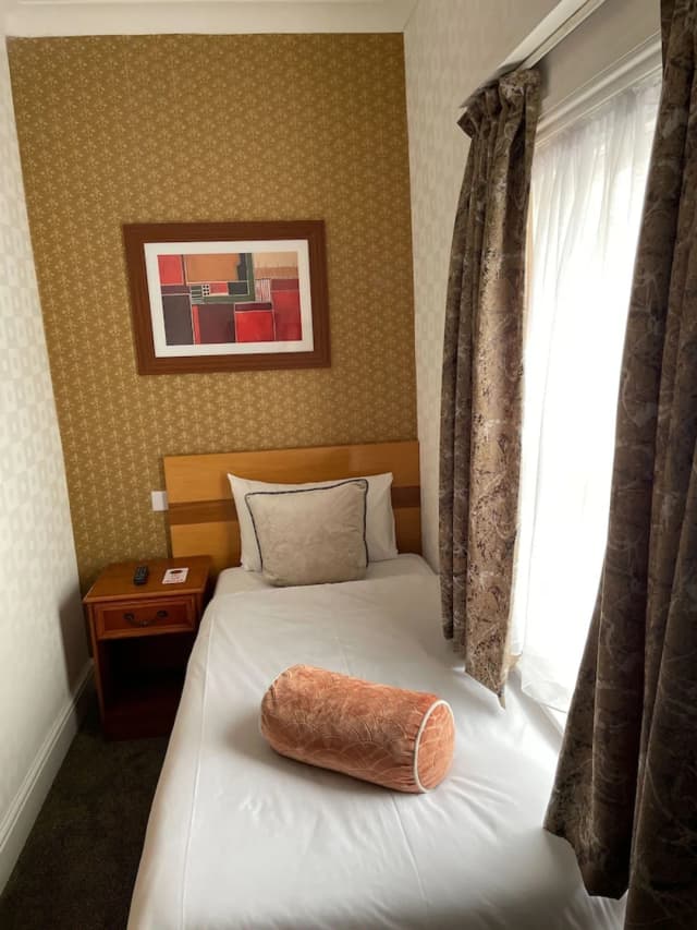 펨브리지 팰리스 호텔-Single Room with Private External Bathroom located on a separate floor-1