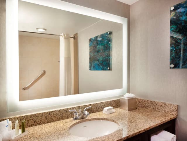 Hilton Houston NASA Clear Lake-Deluxe Room, 2 Double Beds-4