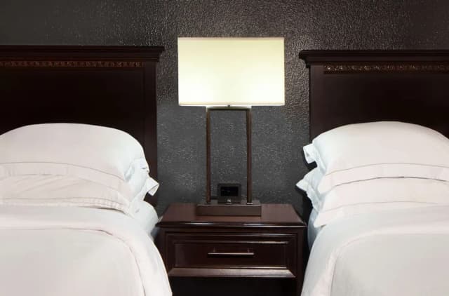 Hilton Houston NASA Clear Lake-Deluxe Room, 2 Double Beds-1