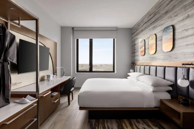 Marriott New York JFK Airport-俱樂部客房, 1 張特大雙人床 (M Club Level)-1