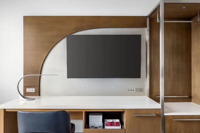 Marriott New York JFK Airport-標準客房, 1 張特大雙人床 (Hearing Accessible)-3