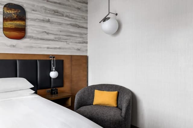 Marriott New York JFK Airport-標準客房, 1 張特大雙人床 (Hearing Accessible)-2