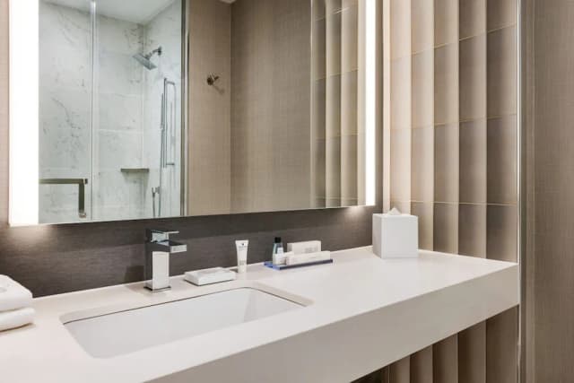 Marriott New York JFK Airport-俱樂部客房, 1 張特大雙人床 (Hearing Accessible)-3