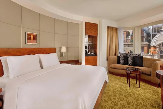The Park Tower Knightsbridge, A Luxury Collection Hotel-经典客房, 1 张特大床-1