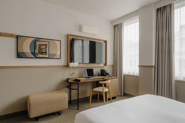 Club Quarters Hotel, St. Paul's-Standard Room-4