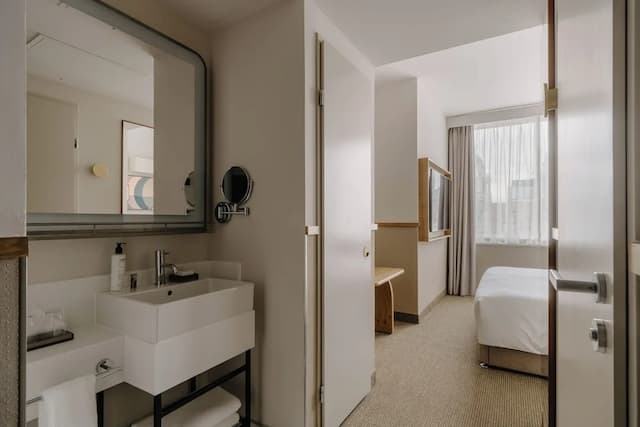 Club Quarters Hotel, St. Paul's-Superior Room, 1 Queen Bed-7