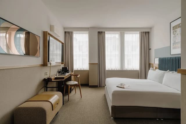 Club Quarters Hotel, St. Paul's-Standard Room, Accessible-3