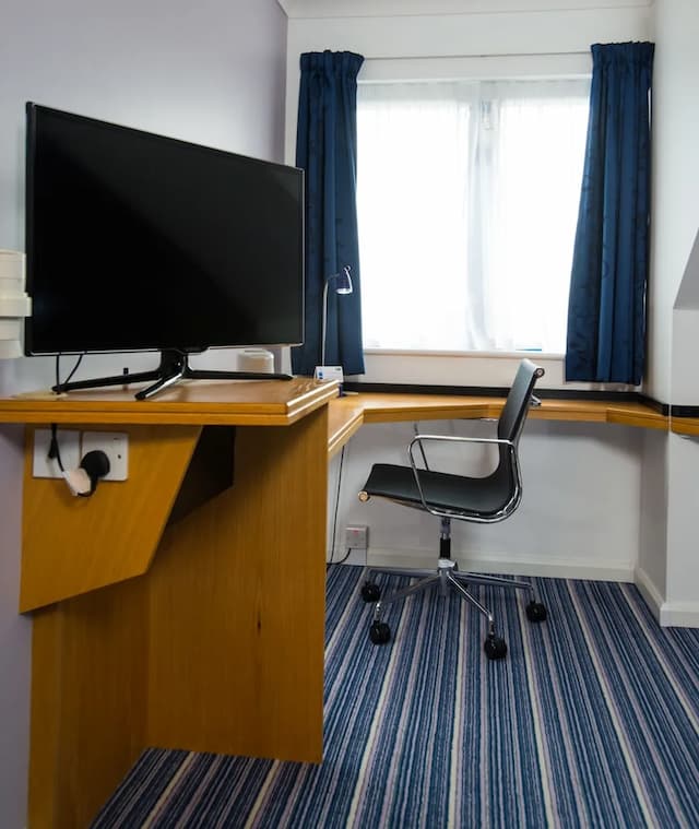 Holiday Inn Express London Wandsworth by IHG-Standard Room (with Free Hot Breakfast)-2