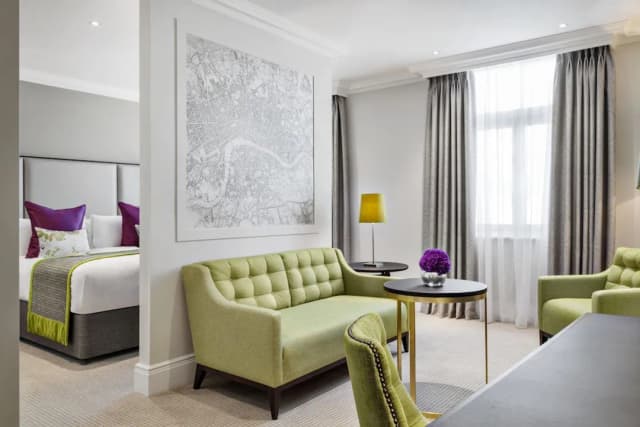 St. James' Court, A Taj Hotel, London-尊荣套房, 1 张特大床, 庭院景观 (Junior)-1