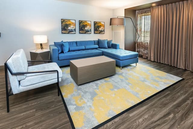 春天伍德蘭區英迪格酒店, IHG 旗下酒店-套房, 1 張特大雙人床, 輪椅可達淋浴間 (Communications Accessible)-1