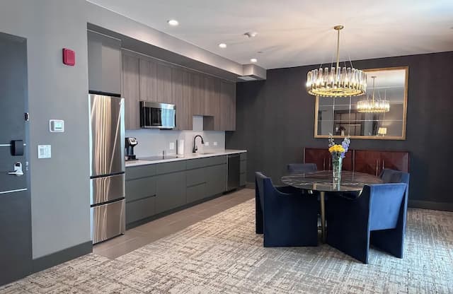 SpringHill Suites by Marriott Chicago Chinatown = 芝加哥中國城萬豪春丘套房飯店-套房, 1 張特大雙人床和 1 張沙發床-6