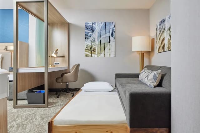 SpringHill Suites by Marriott Chicago Chinatown = 芝加哥中國城萬豪春丘套房飯店-套房, 多張床 (Mobility/Hearing Accessible, Tub)-1