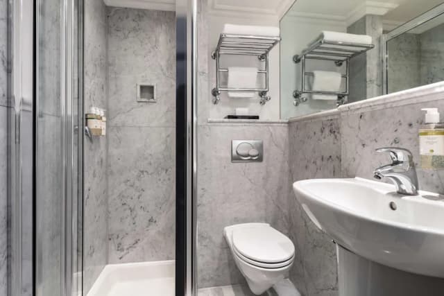 Radisson Blu Hotel, London Euston Square-Family Room-9