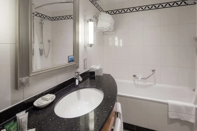 Hilton London Paddington-Family Room, 1 Double Bed-5