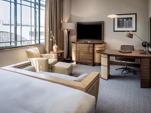Hilton London Paddington-GWR Tower Room, 1 King Bed (Lounge Access), City View-3