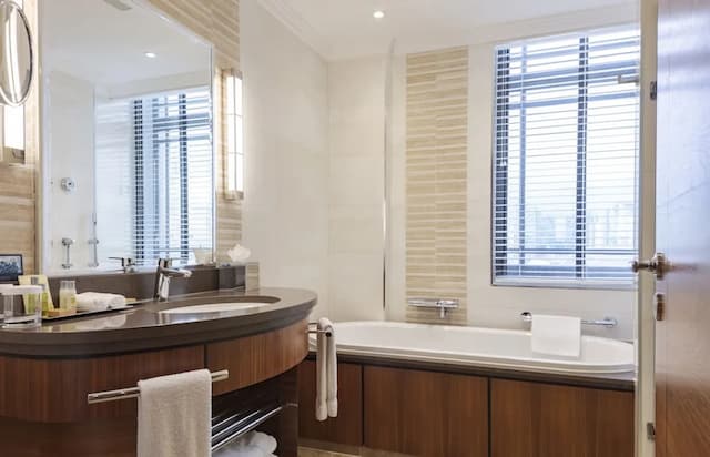 Hilton London Paddington-GWR Tower Plus Room, 1 King Bed-5