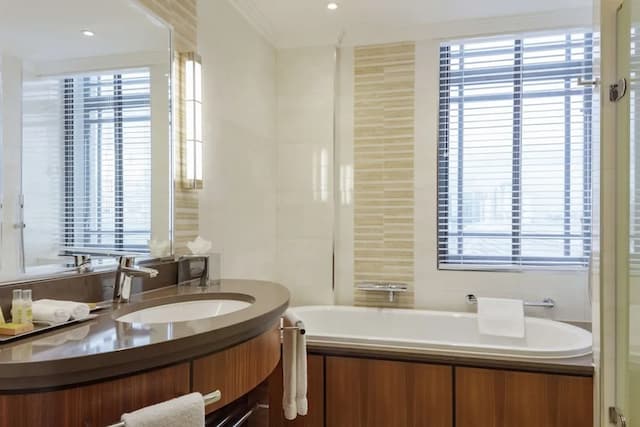 Hilton London Paddington-GWR Tower Plus Room, 1 King Bed-6